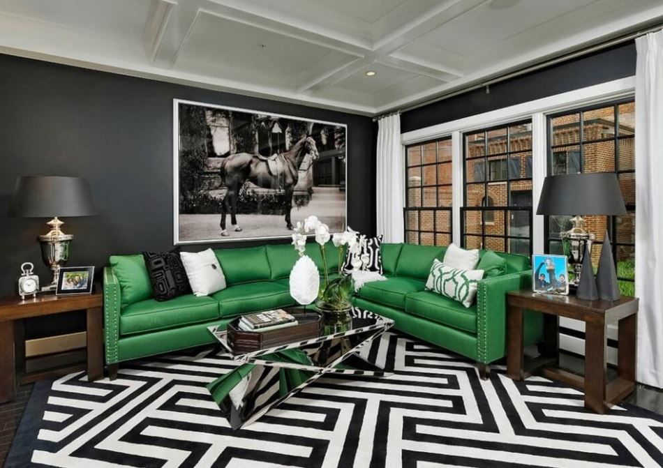 Зеленый диван в черно-белой гостиной